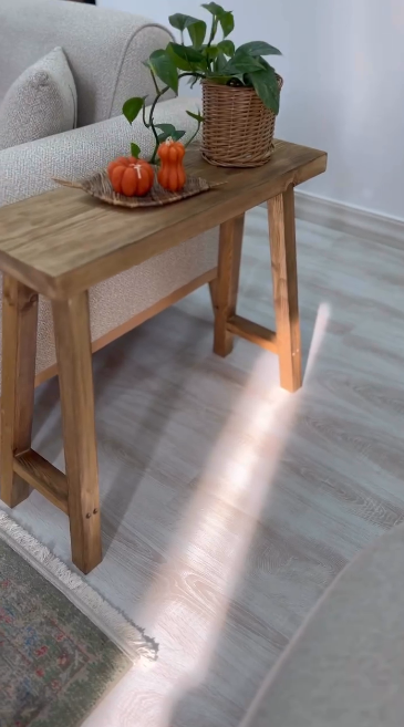 طاولة جانبية خشبية