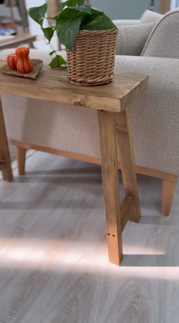 طاولة جانبية خشبية