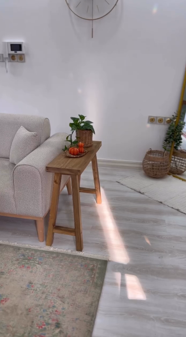 طاولة جانبية خشبية