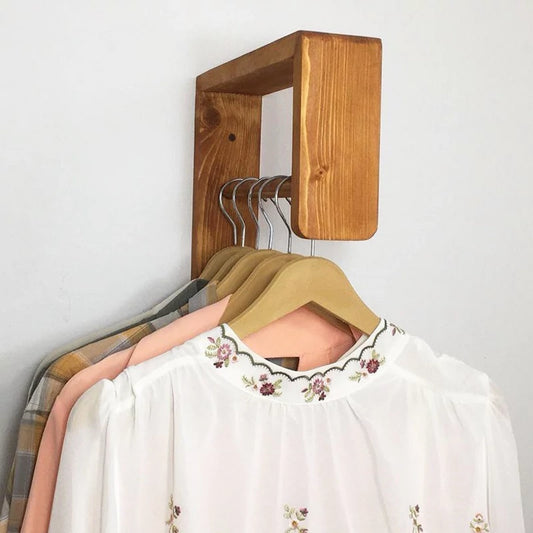 علاقة ملابس خشبية للحائط